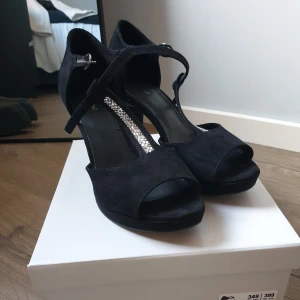 Klackskor - Svarta klackskor med rhinestone-detalj i storlek 38. Endast använda 1 gång på balen så de är som nya 💕