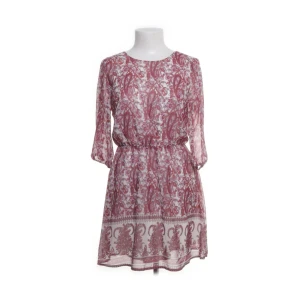 Klänning - Söt och somrig klänning från bikbok, skriv för egna bilder osv💗