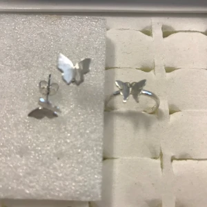 925 Silverpläterade Fjäril Ring med Örhängen  - Fri stlk ring  Pris Ringa 69kr/st  Örhängen 55kr/par 