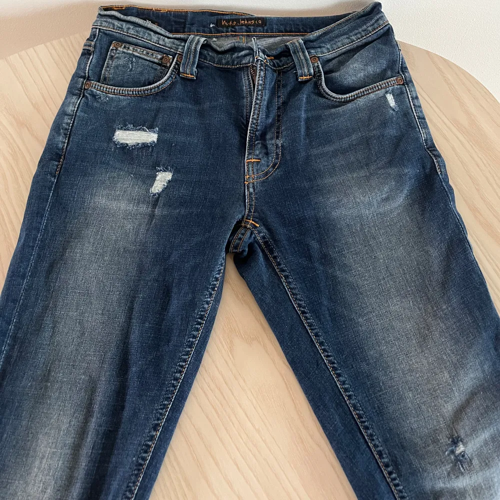 Säljer nu dessa snygga jeansen från Nudie Jeans! | Jeansen är i bra skick med gjorda slitningar. | Nypris: 1600. | Skriv för fler bilder eller vid funderingar.. Jeans & Byxor.