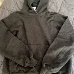 gymshark hoodie - använd 1 gång, i nyskick! Ganska stor i storleken. Mörkgrå. pris kan diskuteras vid köp av hela setet ( byxor också)