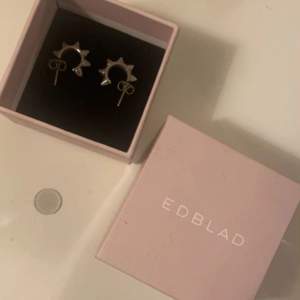 säljer dessa edblad örhängen i silver💗 man får med box o allt! köpta för 350kr så kommer att sälja för 290kr eftersom att de är använda ett fåtal gånger💗 