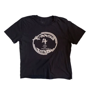 Y2k Skater T-shirt - Sjukt cool printed svart skater tee! Passar S-M ‼️ Har croppat den, så går att styla med schysst bälte! Skicka gärna offers, jag kan gå billigare 🤝 DMa frågor såklart!