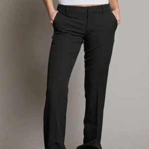 kostymbyxor  - Säljer kostymbyxor från bikbok. Knappt använda. Nypris 499kr säljes för 200kr. Pris kan diskuteras. köpare betalar frakt. 