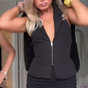 Zara topp - Säljer denna zara kostym topp som är väldigt öppen i ryggen. Prislapp kvar🖤