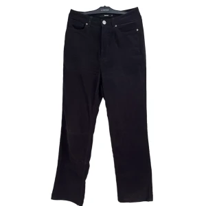 Svart manchester byxa(veckad) - Fintskick, använt 3ggr och köptes för 699. Ingen stretch men bekvämt bomullsmaterial. Veckad sammetliknande utsida. Straightleg, supersnygga och mysiga. Hade behållt de själv om de inte vore för små, såå snygga verkligen och ingen skavank💕