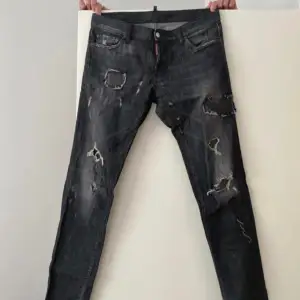 Slitna jeans med flera hål och lappar.