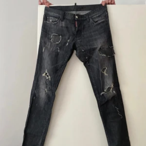 Dsquared2 jeans  - Slitna jeans med flera hål och lappar.
