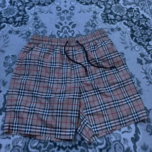 Burbery shorts  -  burbery shorts väldigt fina köpt från NK fina till sommaren 