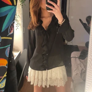 Svart blus med volanger  - Säljer min svarta blus med volanger😻