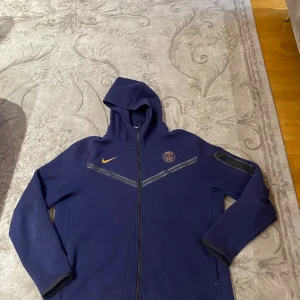Nike tech psg - Storlek XL funkar på L är på en bra kondition 