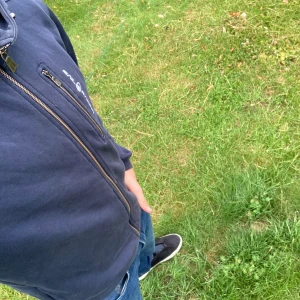 Mörkblå Sail Raicing hoodie - Säljer min mörkblåa Sail Raicing hoodie, pga jag växt ur den. Köpt i vintras på kids-brandstore. Sparsamt använd sedan dess, inga defekter alls.  Om du har minsta lilla fråga eller behöver fler bilder så tveka inte på att fråga!