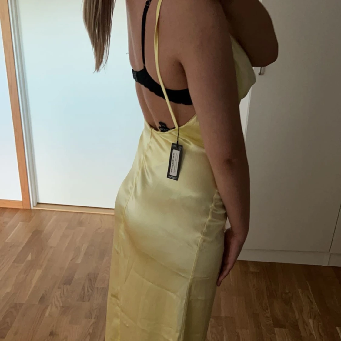Gul satin klänning  - 91