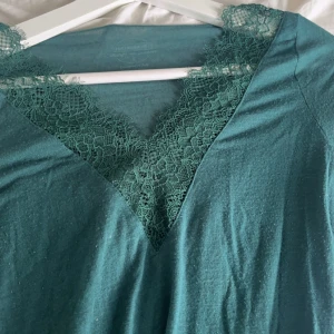 Mörkgrön Intimismi tröja  - Väldigt bra sick!! Säljer för vill ha en annan färg 😍😍