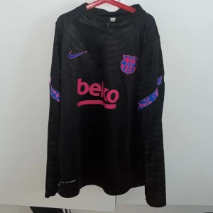 Fc Barcelona - Jag säljer den för jag behöver pengar, det finns hål men det syns inte annat kan man bara sy den. Byxor ingår