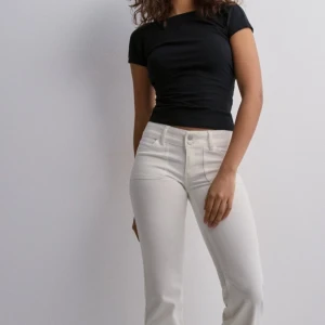 Low waist bootcut jeans - Bara använt dessa en gång och tyckte ej att dem satt bra på mig så dem är inprincip helt oanvända. Köpte för 700kr.