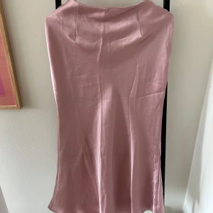 Rosa sidenkjol - Kjol med lite slitage som knappt är synligt. Kjolen är sval och helt perfekt nu till sommaren 💖