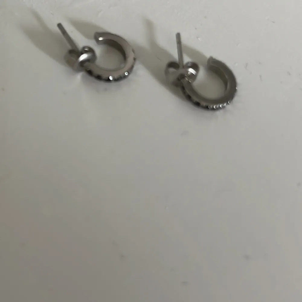 super söta örhängen med svarta stenar från edblad. Passar skit bra till edblads hoops! Säljer då jag inte använder silver längre. jätte fint skick o knappt använda. (nypris 299kr). Accessoarer.