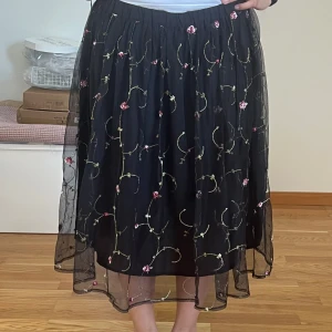 kjol med blommor - jätte fin svart kjol med blom detaljer på- helt ny 