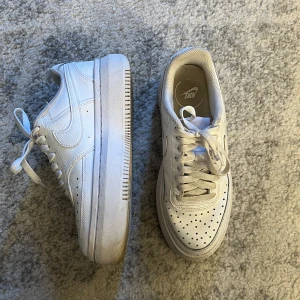 Nike skor  - Nike skor med hög sula, använd fåtalgpnger, inte direkt smutsiga men ser lixom använda ut, original pris är 1100kr