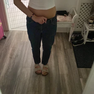 Jeans  - Low Waits jeans, för stora för mig, väldigt små i storlek jag är ca 175 och för mig är dem för korta 