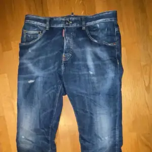 Säljer mina dsquared2 jeans för dom har blivit för små Köpta på kidsbrandstore i väla för 2300