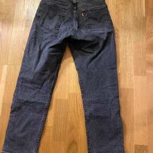Gråsvarta Levi’s - Gråsvarta jeans i nyskick! Tvättade enligt rekommendation. Storlek w24 L26