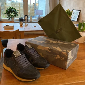 Valentino rockrunners  - Jätte fräsha valentino rockrunners skick 9/10. Storlek 44