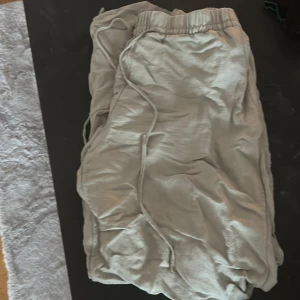 Linnebyxor - Superfina linnebyxor i fint skick. Färgen är som ljus, ljus grön Nypris ca 300