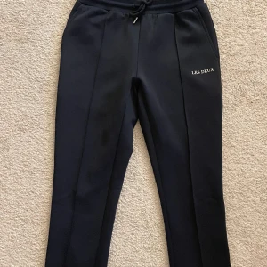 Les Deux byxor oanvända  - Säljer dessa oanvända Les Deux byxor då dem inte riktigt passar mig. Dem är mörkblåa och de silvriga detaljerna plus sömmarna på byxorna ger dem en väldigt snygg look. Storleken är XS. Kom med prisförslag.