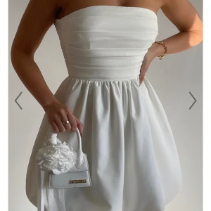 Vit student klänning  - Säljer denna söta studentklänningen då jag hittat en annan. 😇 Storlek 42 men liten i storlek och lätt att sy in. Endast testad med prislapp kvar. Köptes för 950 kr + 1200kr frakt/tull. Pris kan diskuteras. 💗