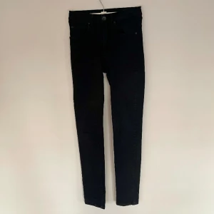 Svarta jeans - One size, smått använda, normal midja