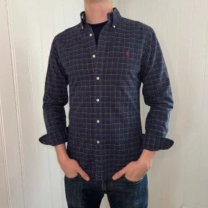 Ralph Lauren skjorta  - Ralph Lauren skjorta | skick 9,5/10 | storlek M | Pris 399kr | Modellen på bilden är 187cm | Fraktar via PostNord och Instabox på köparens bekostnad:)  Hör av dig vid frågor och funderingar mvh