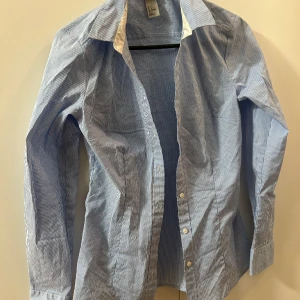 Blå figurskjorta  - Storlek XS/34