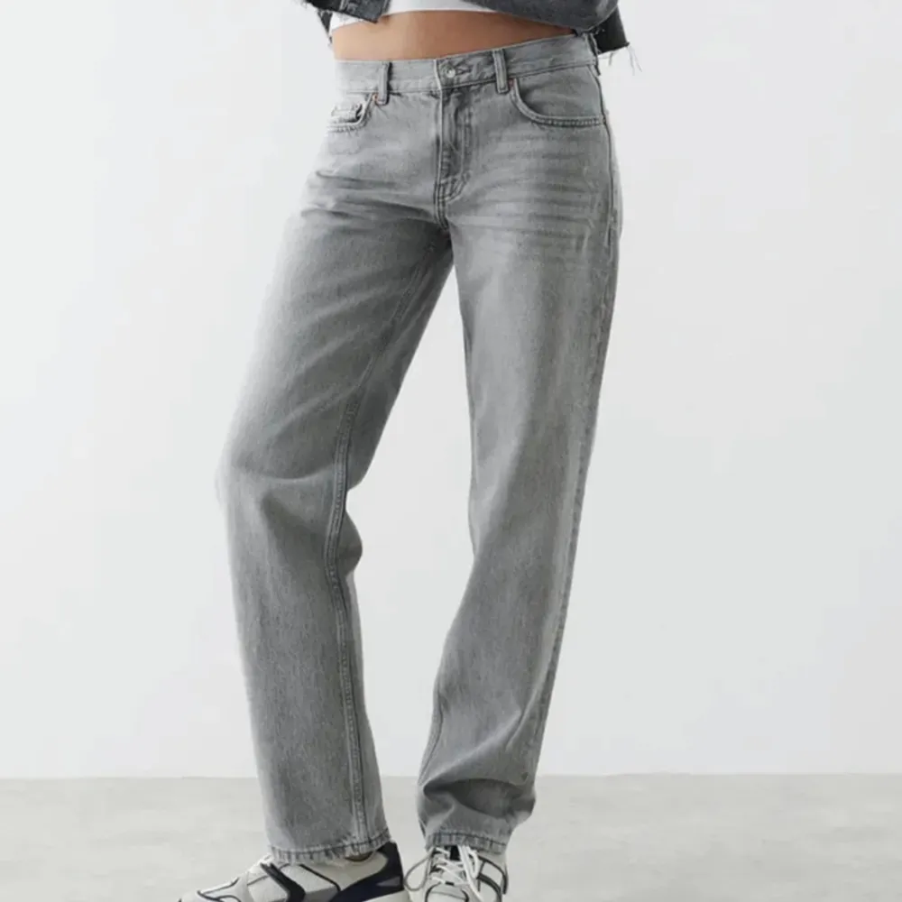Super snygga grå jeans från Gina tricot🪩. Jeans & Byxor.