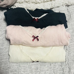 Vit odd molly topp - Säljer 3 olika oddmolly toppar, en grå/navy, ljus rosa och en vit! Grå navy är Strl S och resterande är Strl M 💓200kr styck 