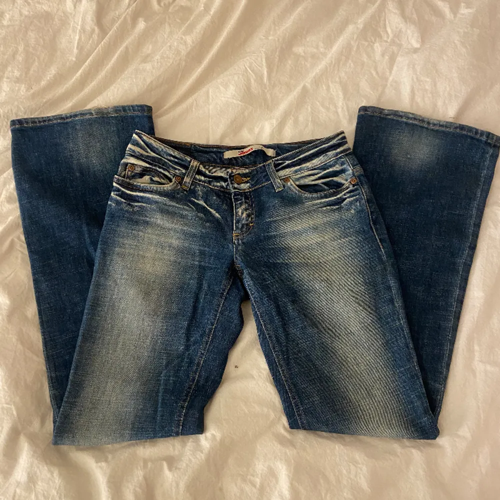 säljer dessa supersnygga jeans från only jeans! de passar mig som är ca 170 lång💕hör av er om ni vill ha fler bilder eller har några frågor☺️midjemåttet är 38 cm tvärs över!. Jeans & Byxor.