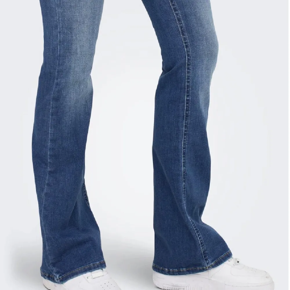 Ett par skit snygga bootcut midwaist jeans ifrån only! Köpta på salt och lappen finns kvar, endast testade. Passar perfekt på mig som är 173cm  Kom med prisförslag!. Jeans & Byxor.