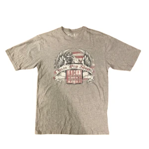 Vintage tshirt - Vintage bass pro shops tshirt med riktigt fett tryck. Står S på taggen men sitter mer som en M herr. Skriv för frågor eller mått!