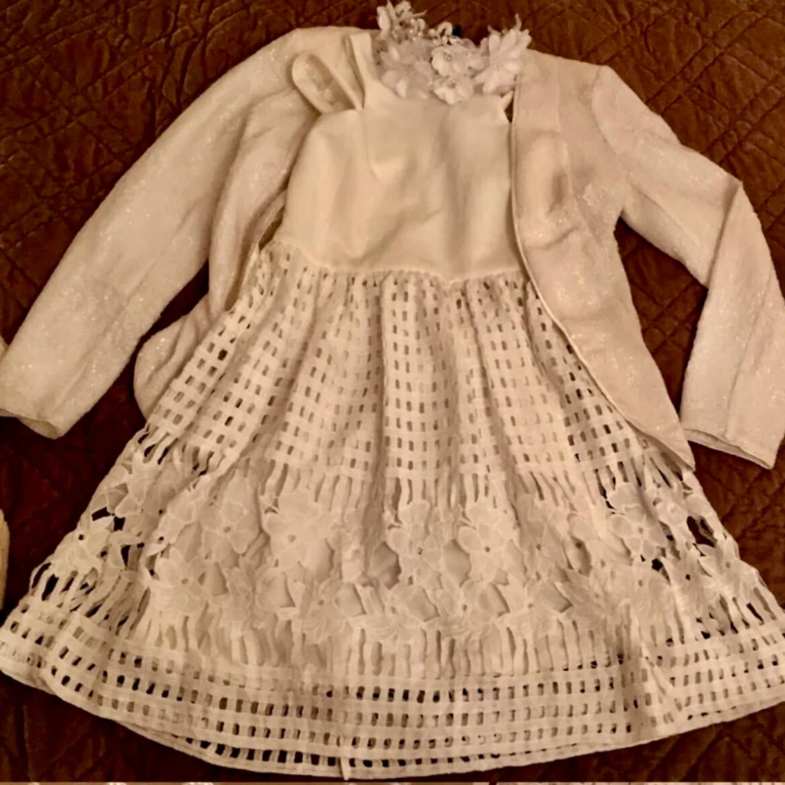 Så vacker Broderie Anglaise klänning och paljett jacka bröllop kalas dop skolavslutning