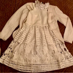 Så vacker Broderie Anglaise klänning och paljett jacka bröllop kalas dop skolavslutning - Storlek 10-12 år. Obs blomdiademet längst upp på fotot ingår ej. 