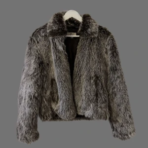 Pälsjacka S - Otroligt fin pälsjacka! Passar S ! Se sista bilden hur den sitter på en! 😍 PS. KOLLA IGENOM MITT KONTO NI KOMMER HITTA MÅNGA Y2K OCH VINTAGE PLAGG!