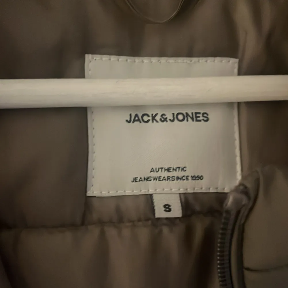 Säljer fin Jack Jones väst storlek s ej använd inga hål i fint skick. Jackor.