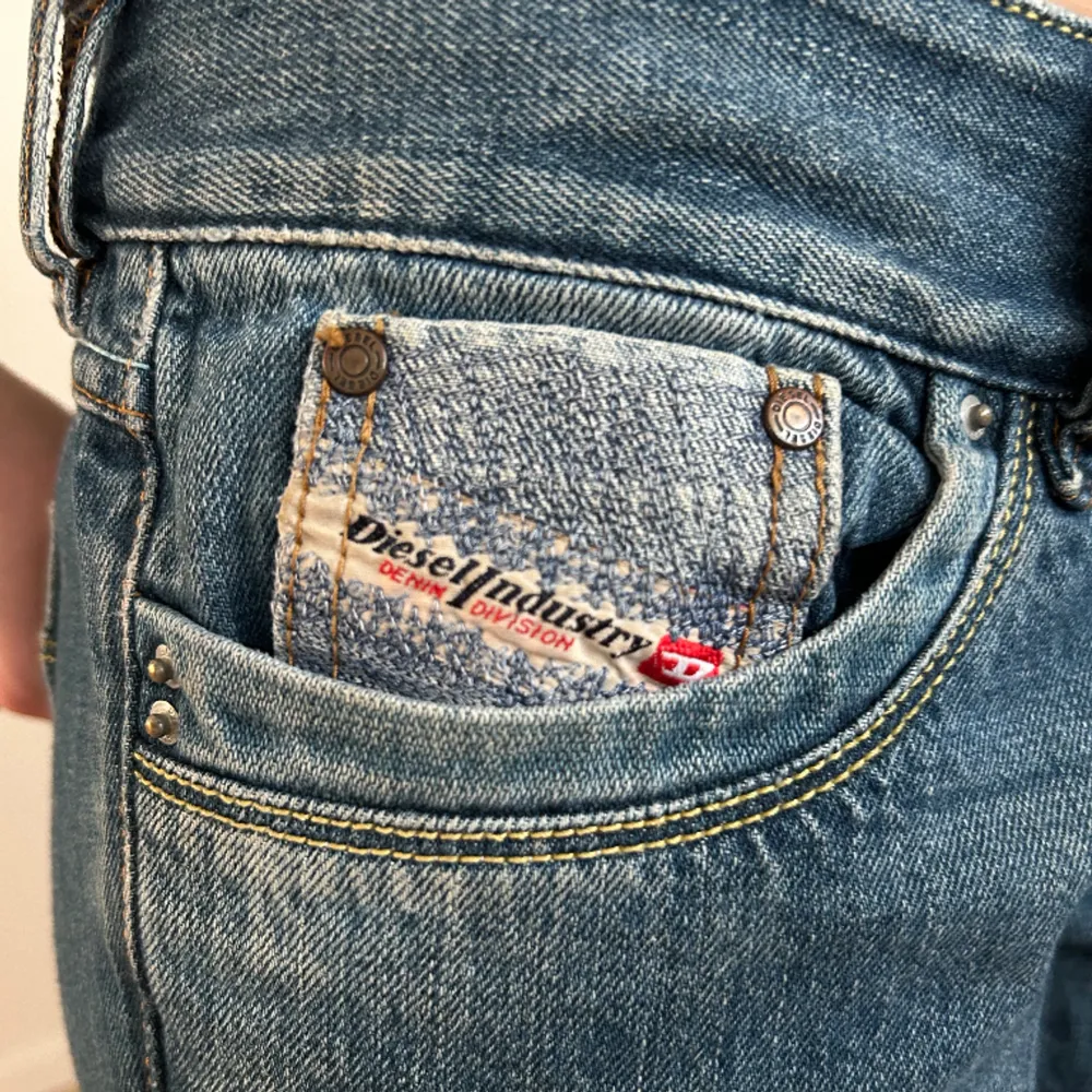 Säljer mina vintage Diesel botcut jeans, då de tyvärr blivit för stora! Bra skick, storlek 30 ☺️. Jeans & Byxor.