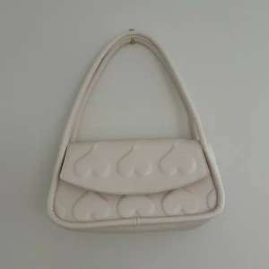 Vit väska med hjärtan  - Vit väska med hjärtan på! Bra skick 💗