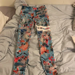 Stronger tights - Träningsbyxor från Stronger. De är i storlek small och är köpta för 799 kr. Säljer dessa på grund av att jag inte använder tights så mycket. De har ett litet litet igensytt hål under ena knät men det är inget man tänker på. Annars är de i bra skick😊