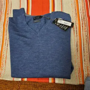 Ny MerinoUll tröja från Riley  Storlek XL Material: 100% MerinoUll Blå färg Helt ny