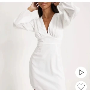 Studentklänning  - Superfin klänning från Nelly. Perfekt nu till studenten eller skolavslutning. Säljer då den är för liten för mig. 