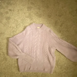 Ljuslila stickad - Jätte fin, bra skick, perfekt till våren