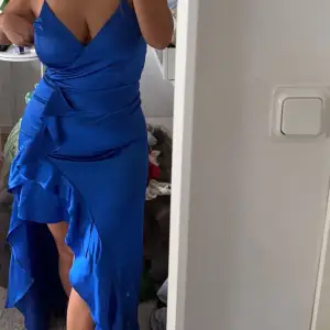 Denna otroligt snygga balklänning/festklänning ska nu till försäljning! Jag har använt den en gång på ett bröllop! Men ångrar att jag inte hade denna på min bal då den är perfekt för de! Otroligt fin färg som sätter sig skit snyggt! 